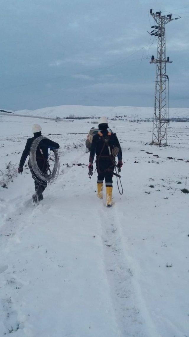 Elektrik hizmeti sunmak için kar ve fırtına ile mücadele ediyorlar