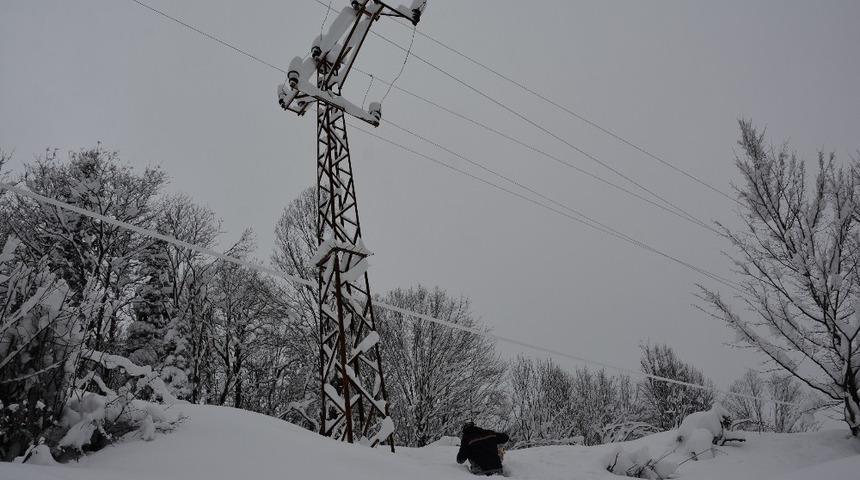 Elektrik hizmeti sunmak için kar ve fırtına ile mücadele ediyorlar