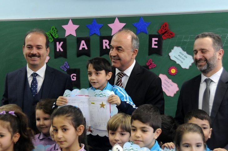 Fotoğrafa boyu yetmeyen öğrencinin imdadına vali yetişti G1