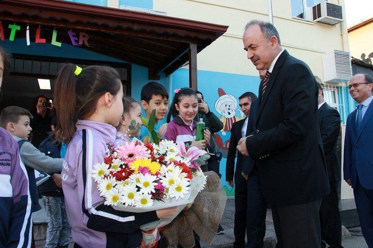 Fotoğrafa boyu yetmeyen öğrencinin imdadına vali yetişti G2