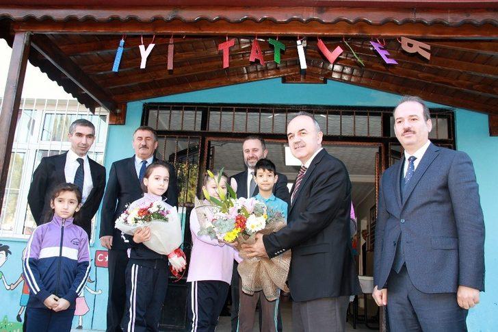 Fotoğrafa boyu yetmeyen öğrencinin imdadına vali yetişti G3