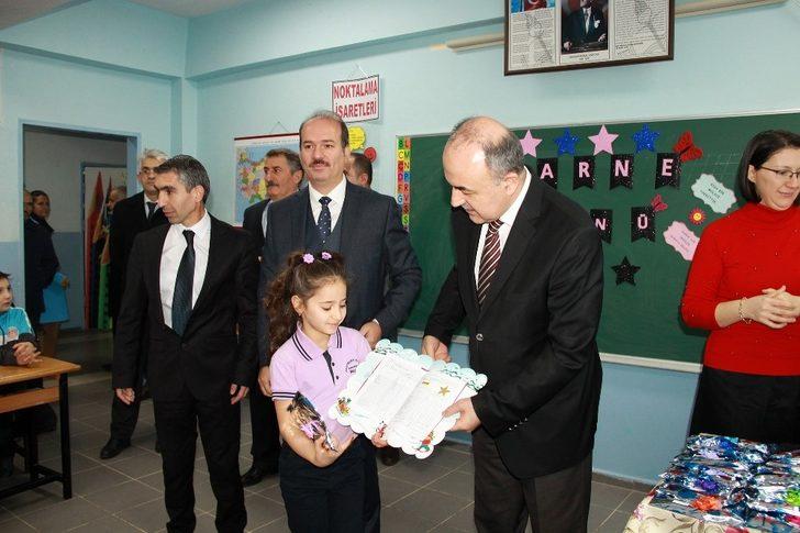 Fotoğrafa boyu yetmeyen öğrencinin imdadına vali yetişti G4