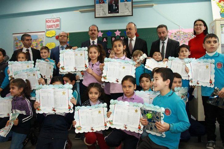 Fotoğrafa boyu yetmeyen öğrencinin imdadına vali yetişti G5