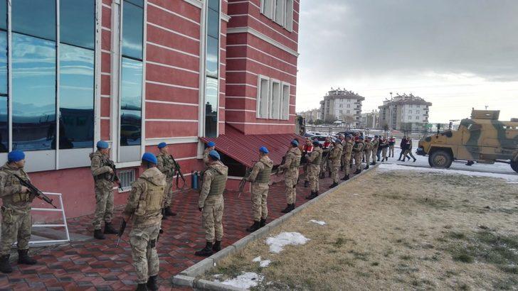 Van Haberleri: Vanda terör operasyonunda gözaltına alınan 13 şüpheli tutuklandı Van Haberleri: Vanda terör operasyonunda gözaltına alınan 13 şüpheli tutuklandı