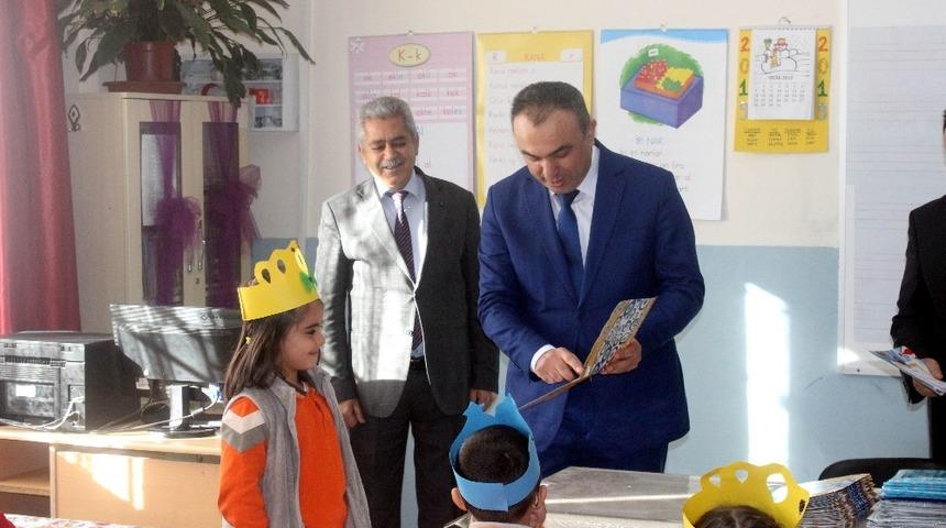 50 Bin T&uuml;rk ve Suriyeli &ccedil;ocuk karne aldı