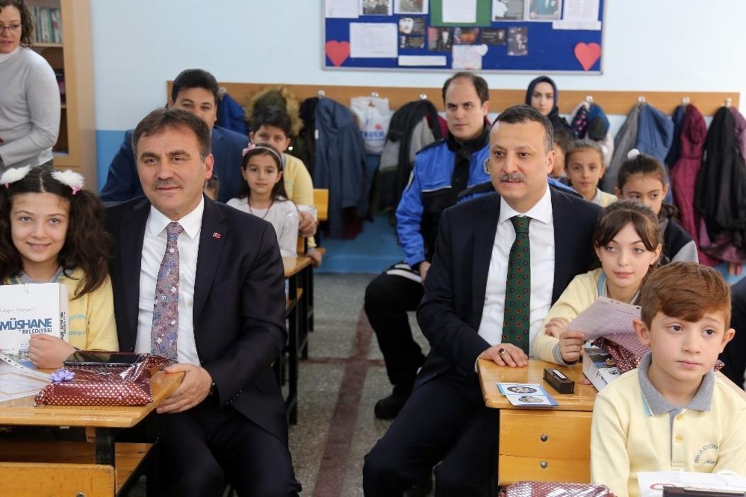 G&uuml;m&uuml;şhane&rsquo;de 19 bin 506 &ouml;ğrenci karne aldı