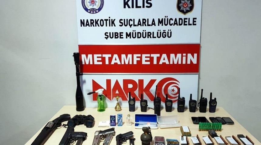 El bombası telsiz, silah ile uyuşturucu madde ele ge&ccedil;irildi