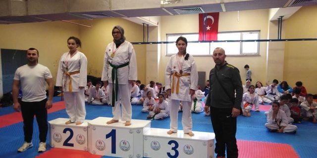 1308 Osmaneli Belediyespor karate takımı 30 madalya kazandı