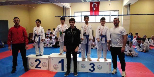 1308 Osmaneli Belediyespor karate takımı 30 madalya kazandı