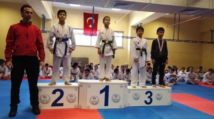 1308 Osmaneli Belediyespor karate takımı 30 madalya kazandı