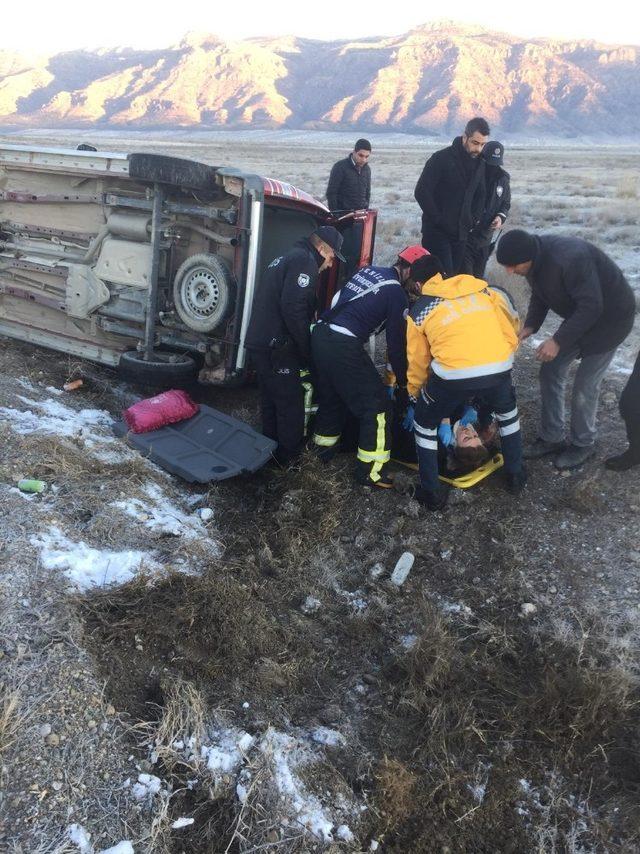 Araç içerisinde sıkışan sürücünün imdadına itfaiye yetişti