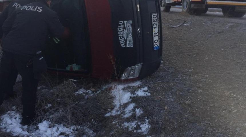 Ara&ccedil; i&ccedil;erisinde sıkışan s&uuml;r&uuml;c&uuml;n&uuml;n imdadına itfaiye yetişti