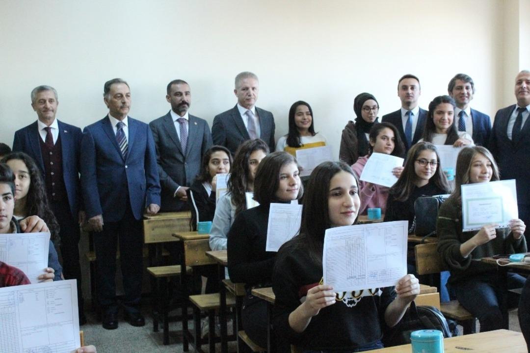 Vali G&uuml;l ve Tahmazoğlu G&uuml;zel Sanatlar Lisesi&rsquo;nde karne dağıttı