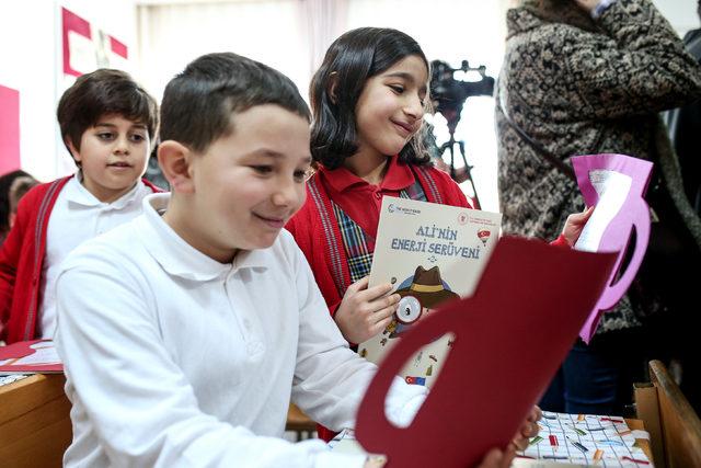 Enerji Bakanı Dönmez İstanbul'da karne ve dergi dağıttı