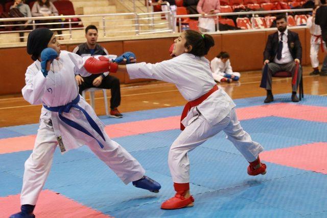 Aydın’da karate il birinciliği müsabakaları gerçekleştirildi