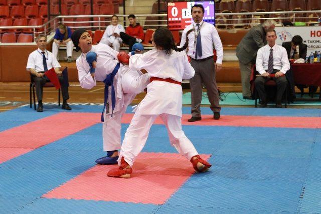 Aydın’da karate il birinciliği müsabakaları gerçekleştirildi