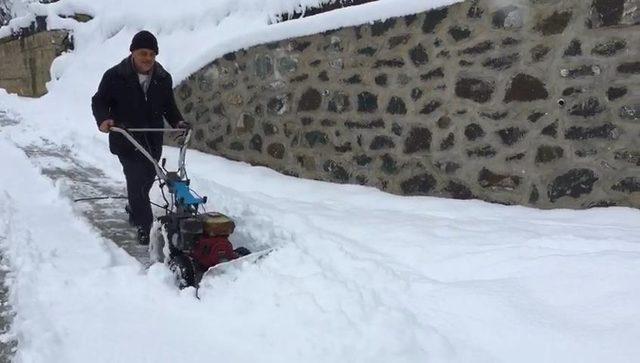 Ot biçme makinesiyle Karadeniz usulü kar küreme