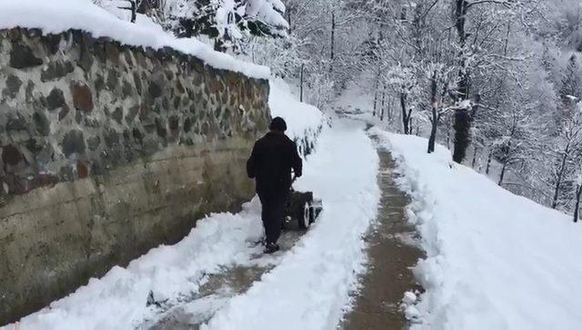 Ot biçme makinesiyle Karadeniz usulü kar küreme