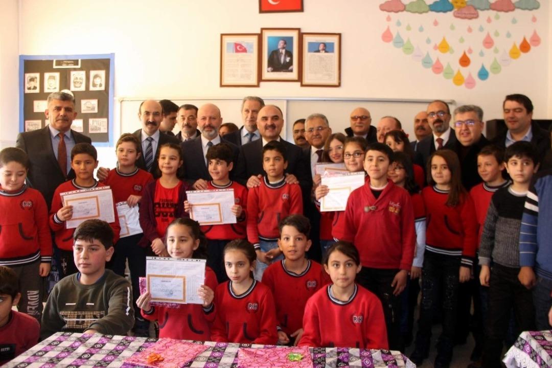 Kayseri&rsquo;de 305 bin 152 &ouml;ğrenci karne sevinci yaşadı