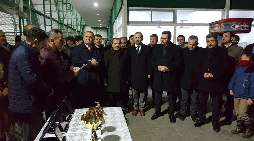 Geleneksel halı saha futbol turnuvasında okullar kupalarını aldı