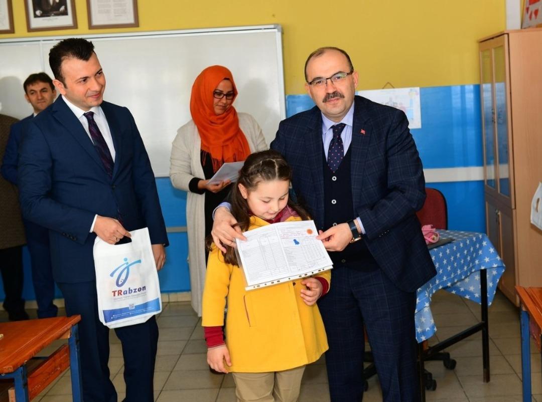 Vali Ustaoğlu, &ouml;ğrencilerin karne heyecanına ortak oldu