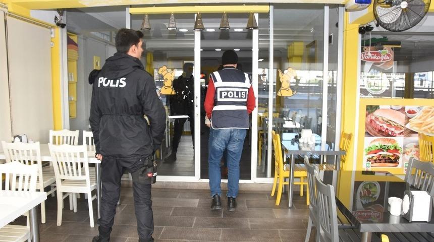 Polis, okul &ccedil;evrelerinde kuş u&ccedil;urtmadı