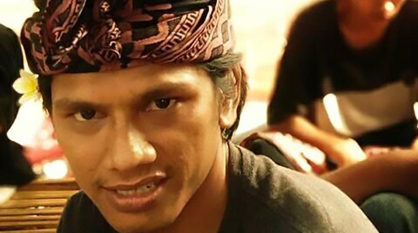 Cep telefonunun şifresini vermeyen kocasını canlı canlı yaktı!