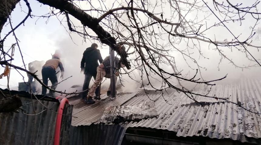 Elazığ’da yangın, iki evin çatısı zarar gördü