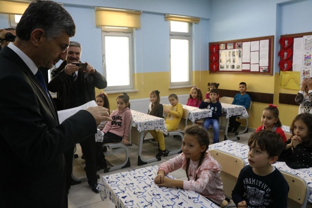Zonguldak&rsquo;ta &ouml;ğrencilerin karnelerini Vali dağıttı