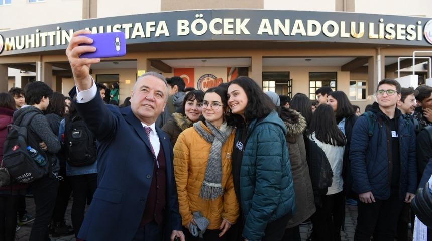 Başkan B&ouml;cek, &ouml;ğrencilerin karne sevincine ortak oldu