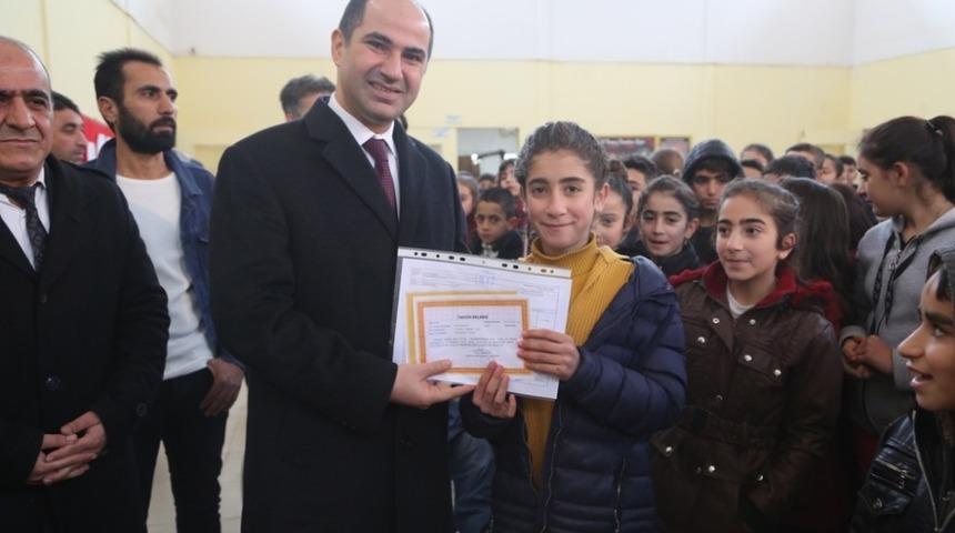 Kaymakam Işıktaş &ouml;ğrencilere karne dağıttı