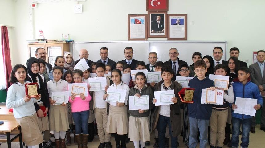 Akdağmadeni&rsquo;nde &ouml;ğrenciler karne heyecanı yaşadı