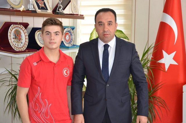 Milli sporcu Erdal, İl Müdürü Yıldız ile bir araya geldi