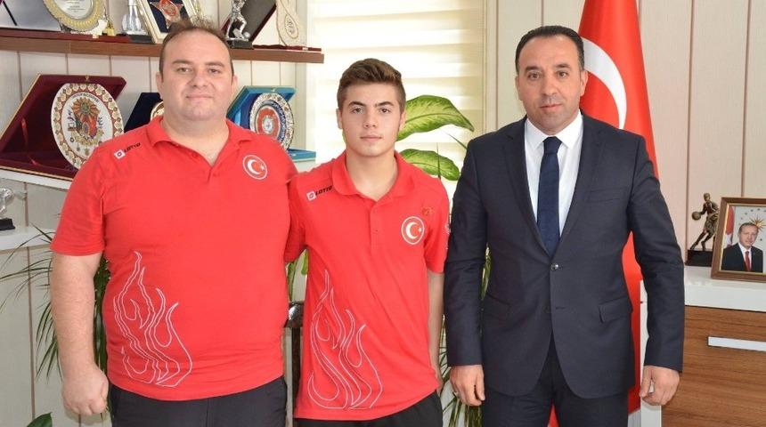 Milli sporcu Erdal, İl M&uuml;d&uuml;r&uuml; Yıldız ile bir araya geldi