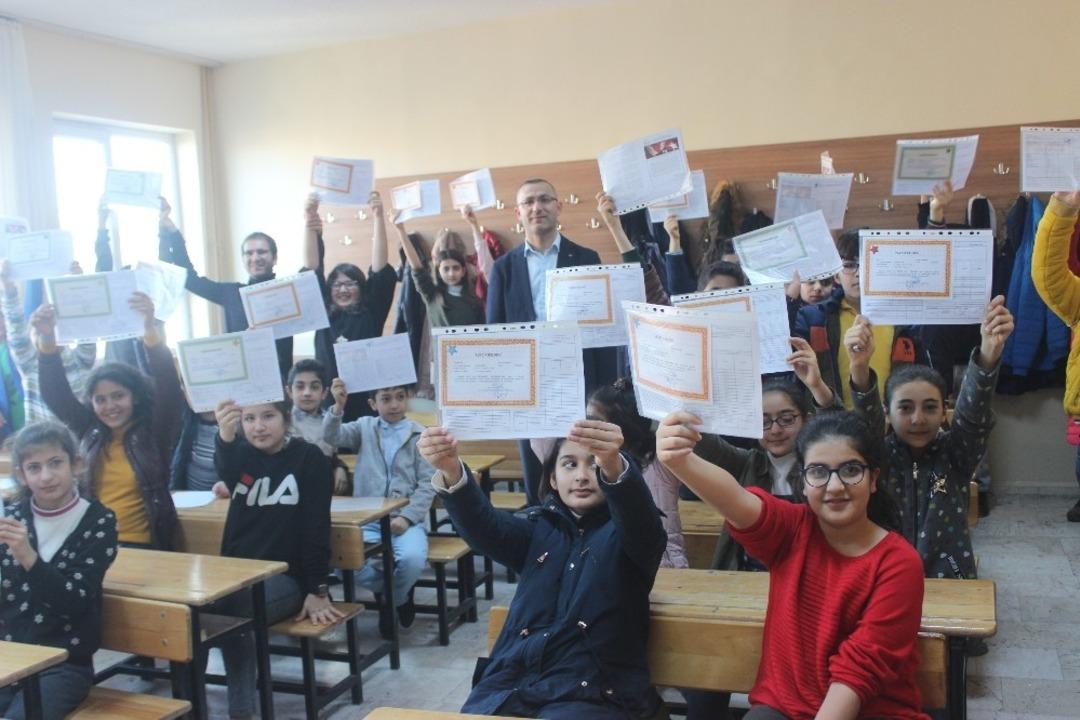 Siverek&rsquo;te 79 bin 119 &ouml;ğrencinin karne sevinci