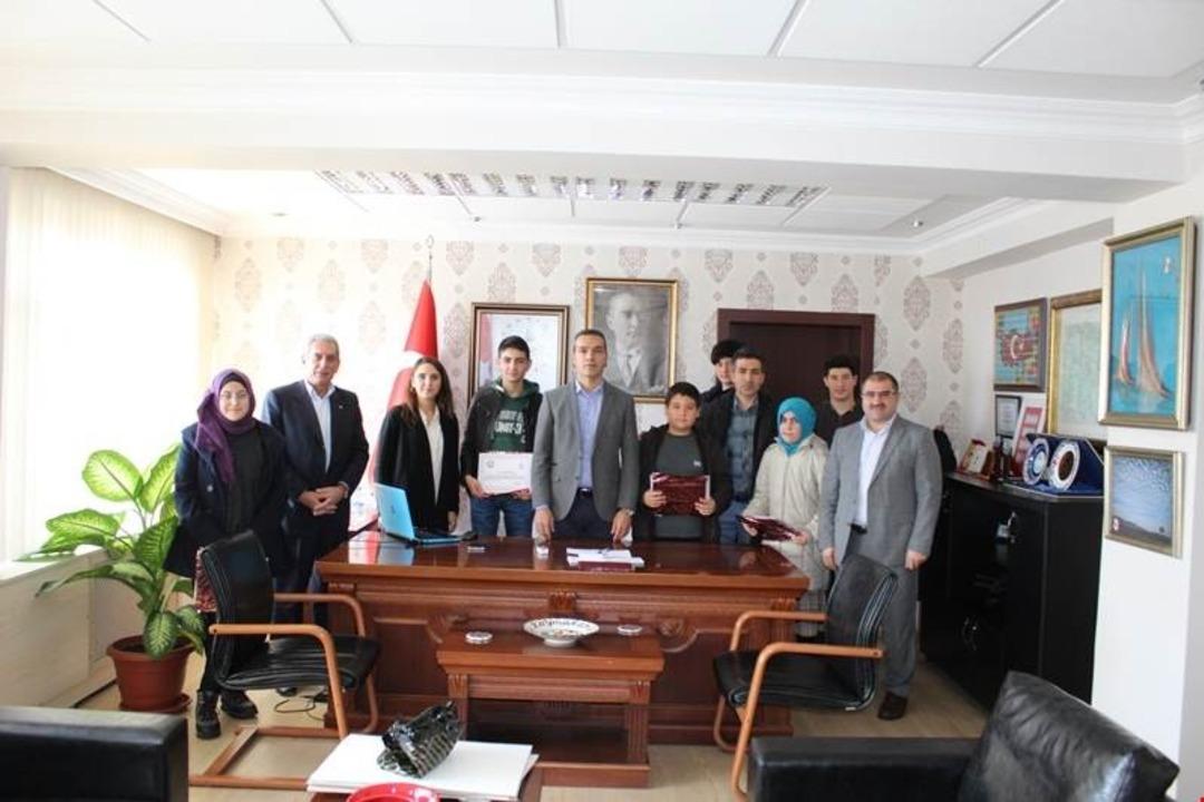 Resim yarışmasında dereceye giren &ouml;ğrencileri &ouml;d&uuml;llendirdi