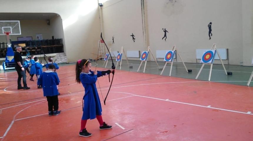 İlkokul &ouml;ğrencilerine Geleneksel T&uuml;rk Ok&ccedil;uluğu kursu