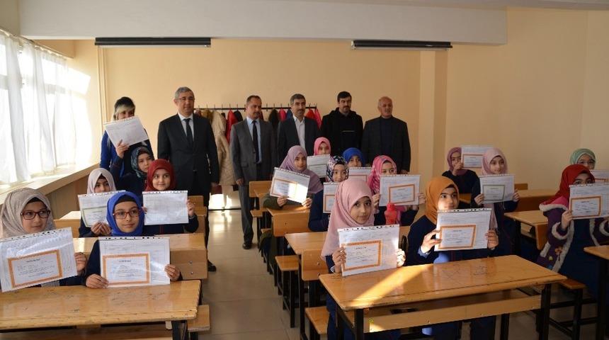 Darende&rsquo;de &ouml;ğrencinin karne sevinci