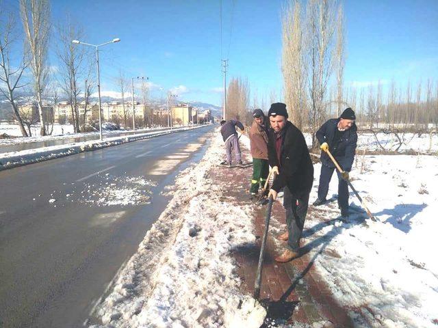 Hisarcık Belediyesi’nden kar temizleme çalışması