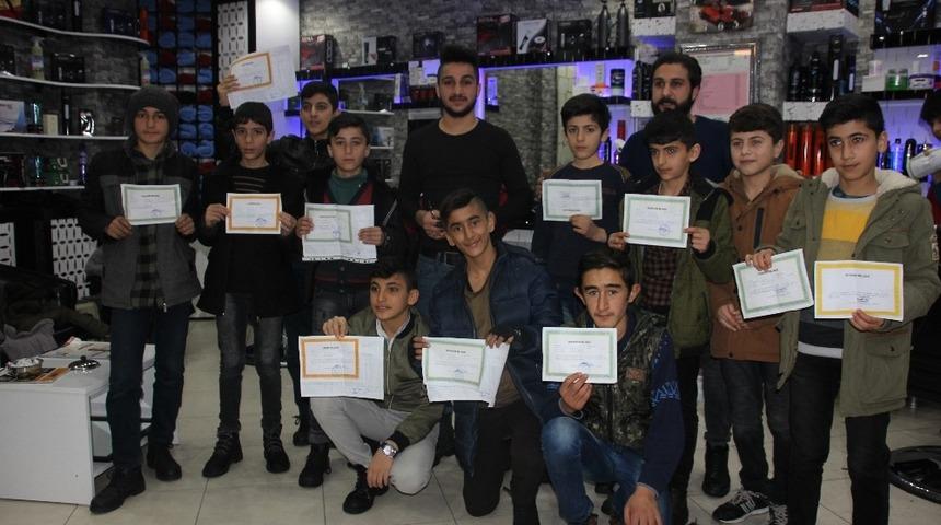 Takdir ve teşekk&uuml;r belgesi alan &ouml;ğrencilere bedava tıraş