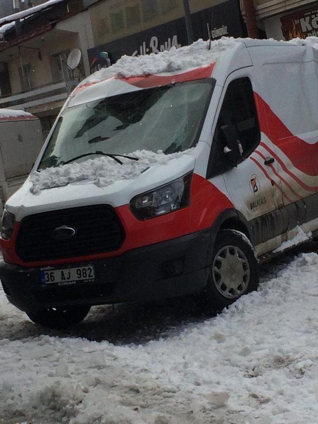 Sarıkamış’ta çatıdan düşen kar kütlesi araçlara zarar verdi