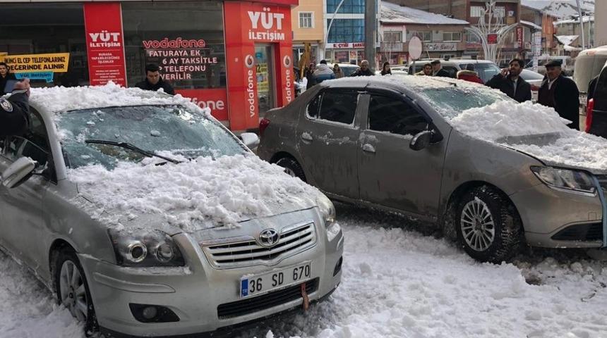 Sarıkamış&rsquo;ta &ccedil;atıdan d&uuml;şen kar k&uuml;tlesi ara&ccedil;lara zarar verdi