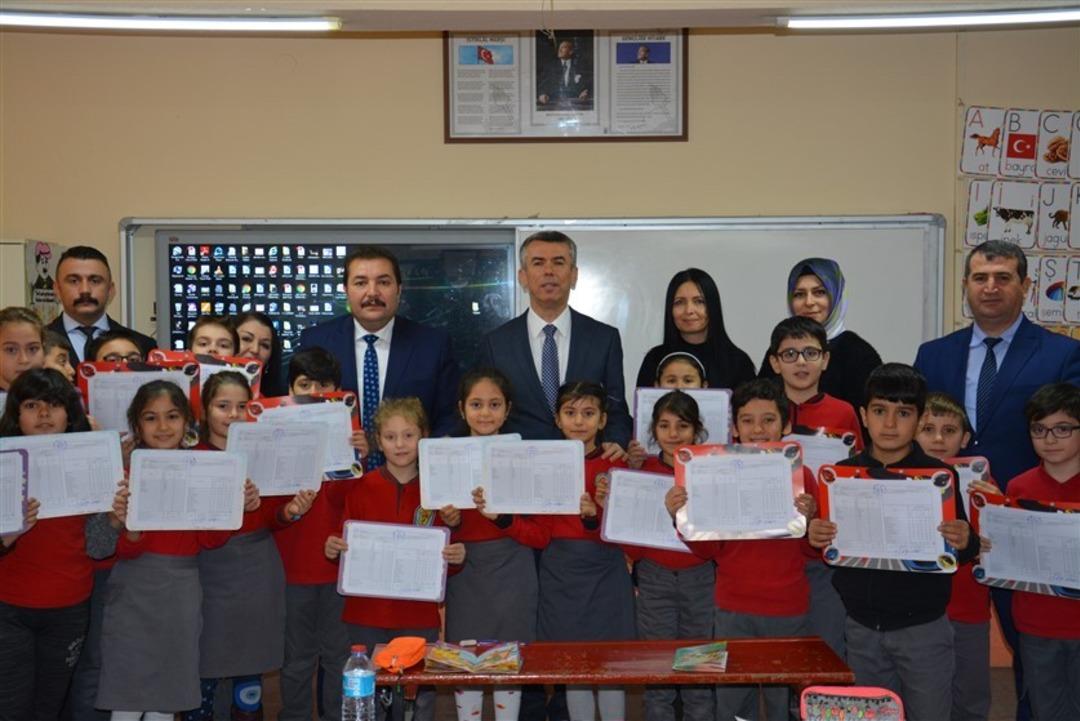 Edremit&rsquo;te 23 bin 773 &ouml;ğrenci karne sevinci yaşadı