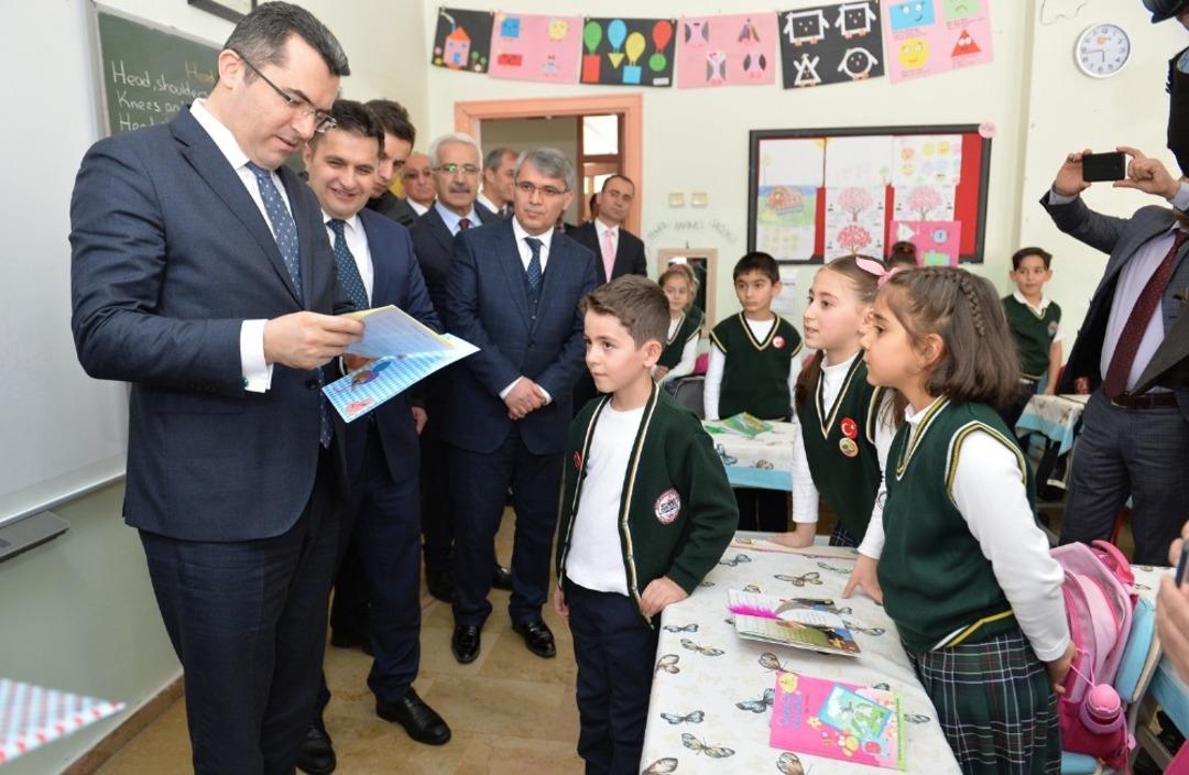 Vali Okay Memiş, &ouml;ğrencilerden tatilde bolca eğlenerek, kayak yapmalarını istedi