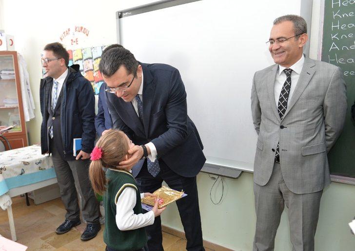 Vali Okay Memiş, öğrencilerden tatilde bolca eğlenerek, kayak yapmalarını istedi G3