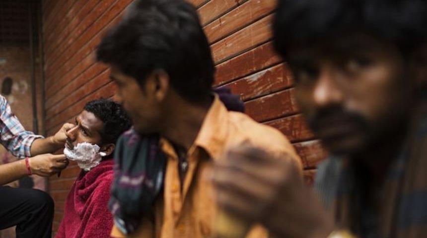 2 kız kardeş, babaları hastalanınca 4 yıl erkek kılığında berberlik yaptı