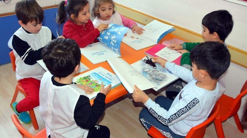 &Ouml;ğrencilere karne hediyesi Aliağa Belediyesi&rsquo;nden