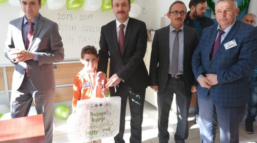 &Ouml;ğrencilere karneleri &ccedil;evre dostu &ccedil;antalar i&ccedil;inde verildi