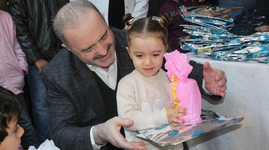 Tuşba&rsquo;da minik &ouml;ğrencilerin karne sevinci