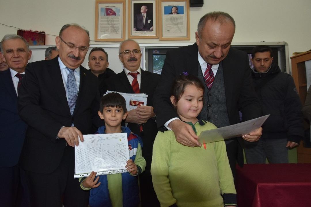 Kastamonu&rsquo;da &ouml;ğrenciler karnelerini aldı